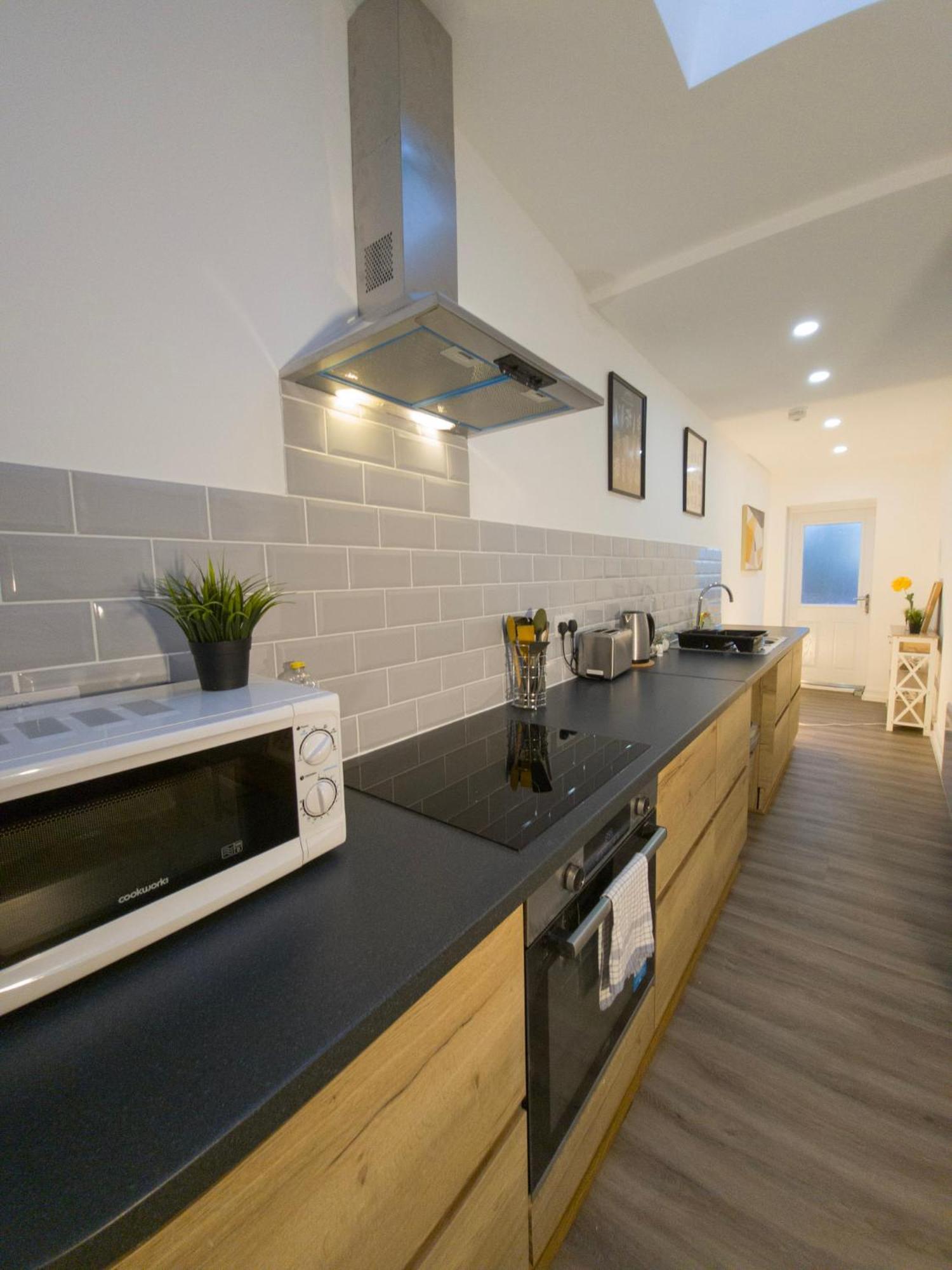 Plenty Of Parking Available; 3 Bedroom Apartment By Property Promise Cardiff Exterior foto