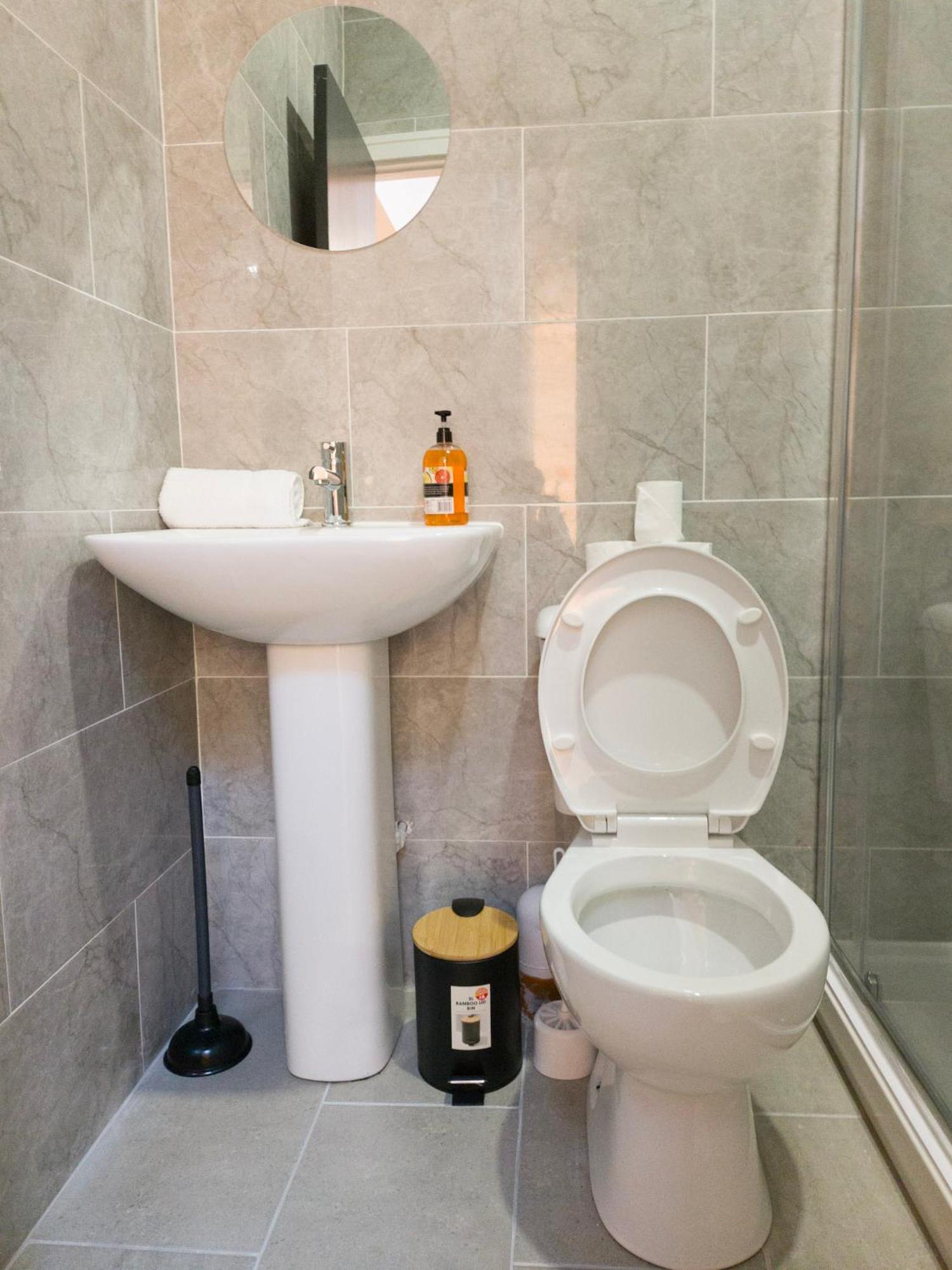 Plenty Of Parking Available; 3 Bedroom Apartment By Property Promise Cardiff Exterior foto