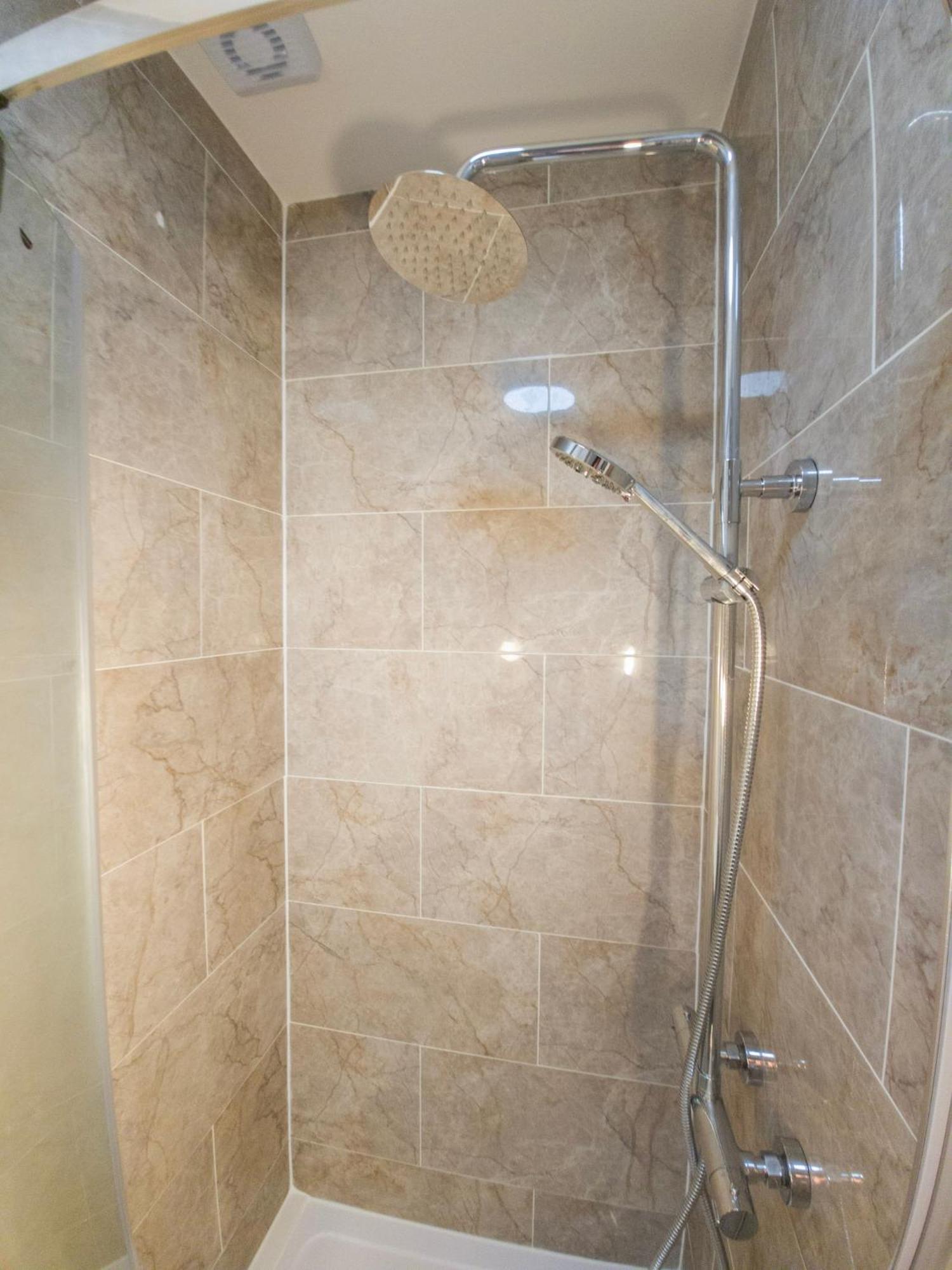 Plenty Of Parking Available; 3 Bedroom Apartment By Property Promise Cardiff Exterior foto